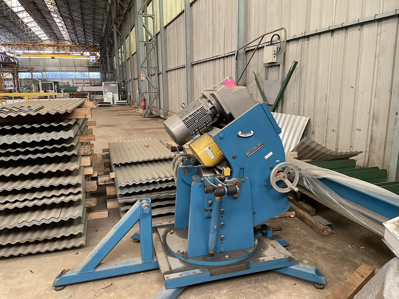USED BRADBURY HOPPER BIN CURVER