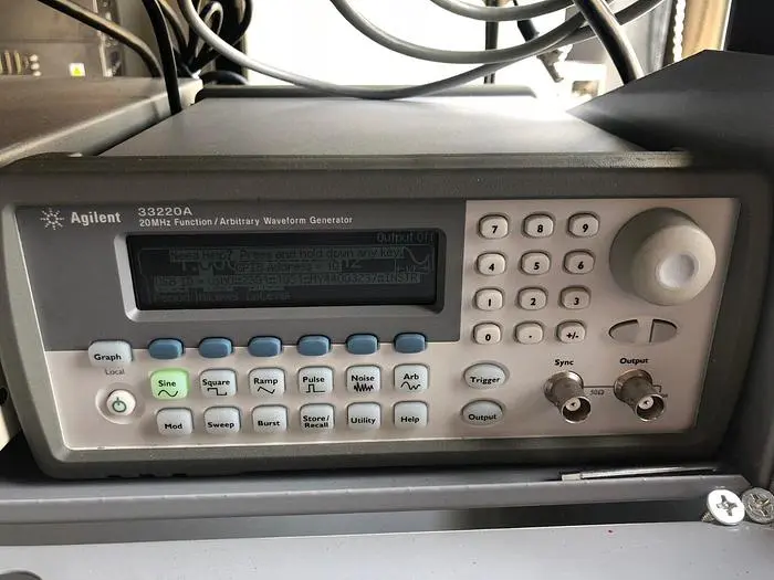 AGILENT 33220A ARBITRARY WAVEFORM GENERATOR