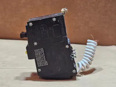 NEW SQUARE D QOB215GFI