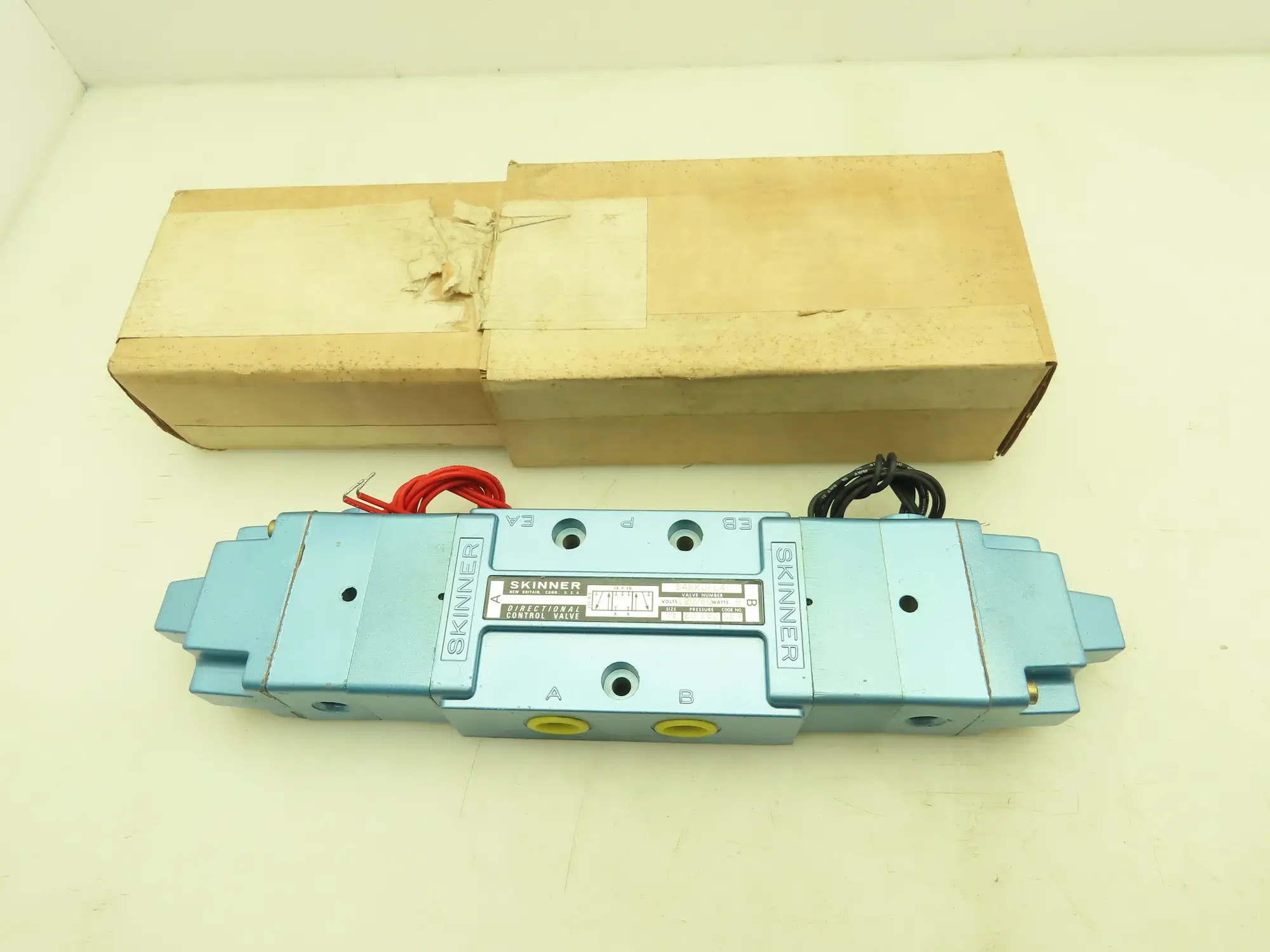 Skinner S4KKJAL4 Pneumatic Directional Control Valve 5-Way 3Pos 120V 150PSI 1/2"