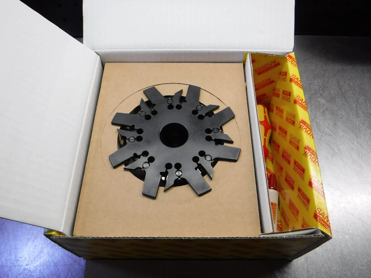 Sandvik 5" Indexable Slot Milling Cutter 1.250" Arbor A329-127R32-H (LOC1929A)