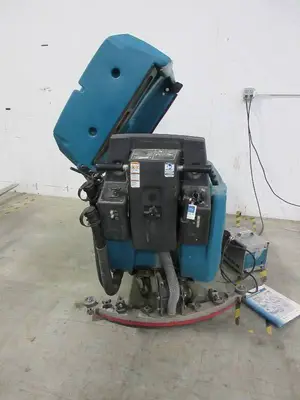 TENNANT 5680 FLOOR SCRUBBER