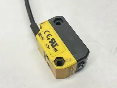 USED BANNER ADJUSTABLE-FIELD PHOTOELECTRIC SENSOR 10-30VDC 73187