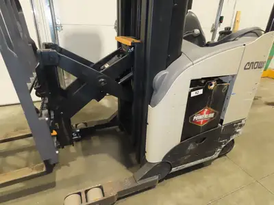 Crown Narrow Aisle Reach Truck Forklift Stand On 36V 3500lbs 5746.2h 25' Lift