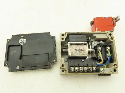 Omron D4BL-2DRG Solenoid Interlock Safety Door Switch 24VDC With Straight Latch