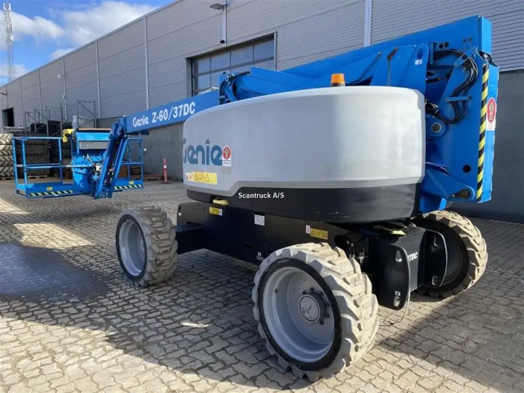 USED 2018 Genie Z60/37