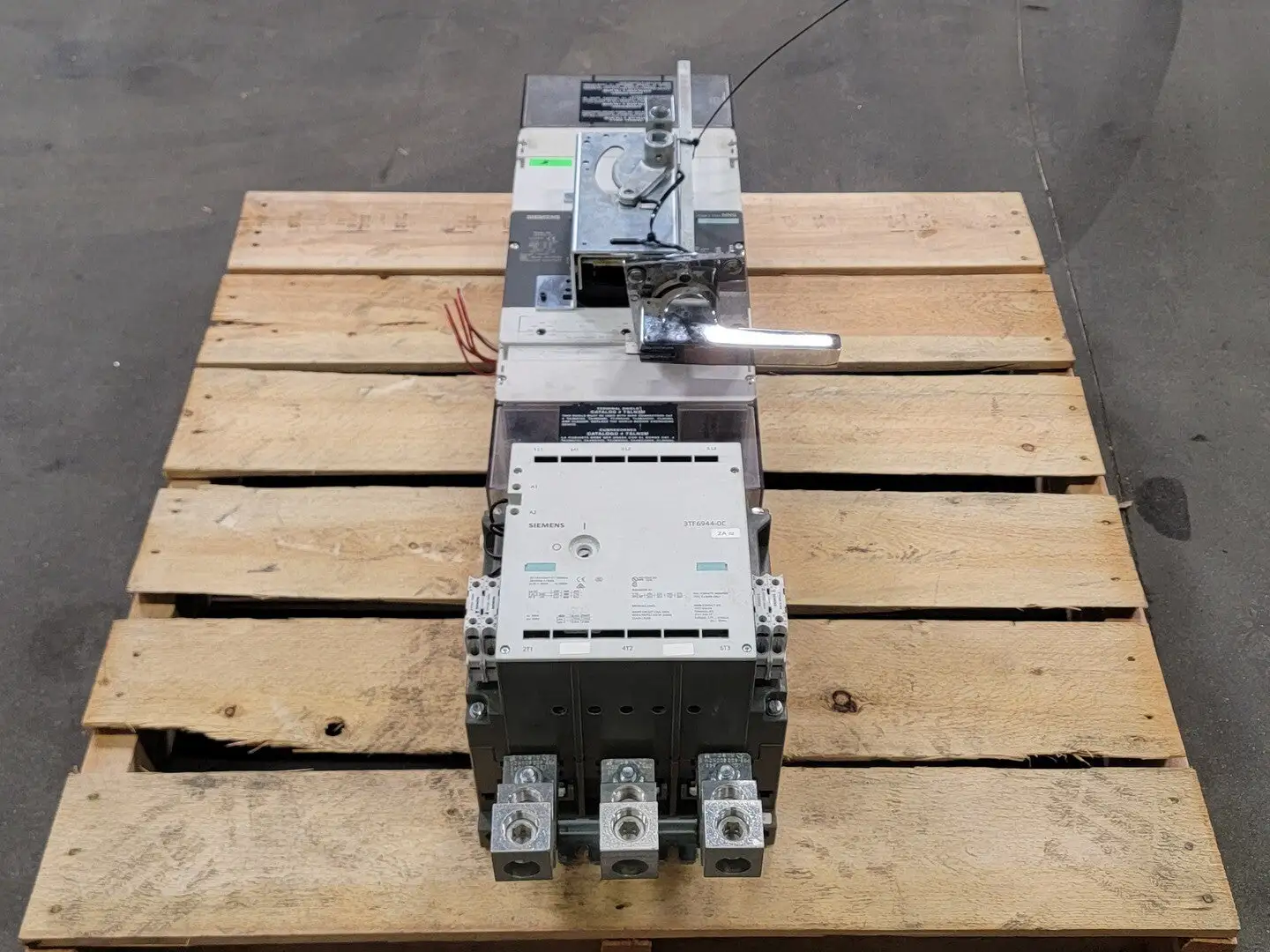 820 Amp Vacuum Contactor 3TF6944-0C w/ 1200 Amp Breaker 3VL7112-2RR30-0AA0