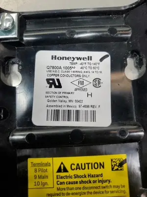 USED Honeywell Q7800A 1005 Burner Control Connector Module Plate