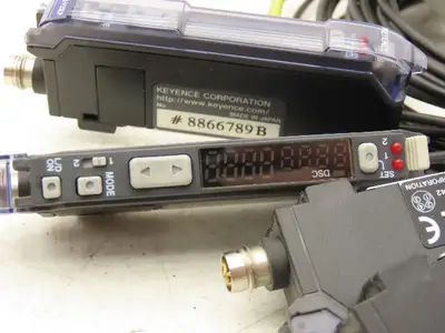Keyence FS-V33CP Fiber Optic Sensor 24V Various Cable Lengths Included Lot of 4