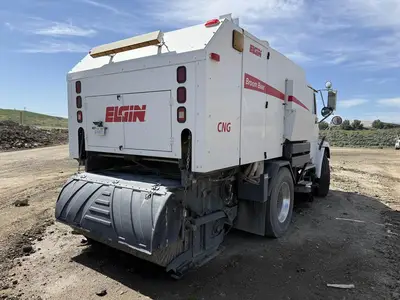 USED 2005 FREIGHTLINER FL70