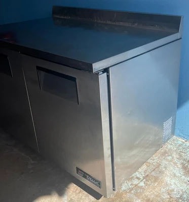 75-0370 True TWT-48 Self Contained 48'' Worktop Cooler