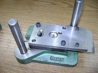 1952-390 STAMPING PRESS TOOL & DIE SET TO MAKE RABBIT FINDING