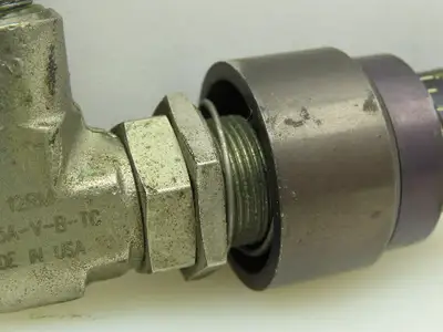 Parker Right Angle Metering /Shut-Off Valve 250 PSI  1/8" NPT