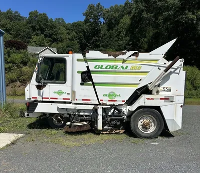 2012 GLOBAL ENVIRONMENTAL GLOBAL M3 SWEEPER | Iron Listing (2)