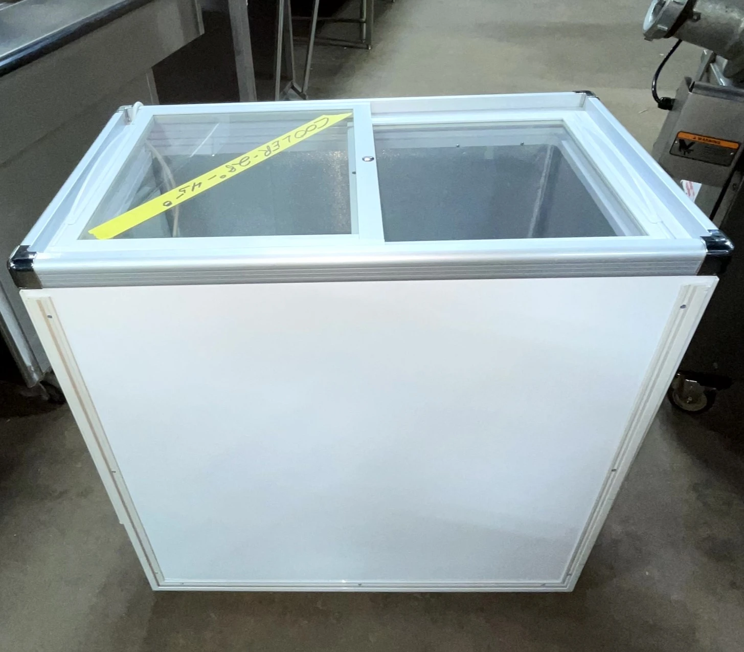 72-0439 MMI XS-160YX Self Contained Chest Cooler