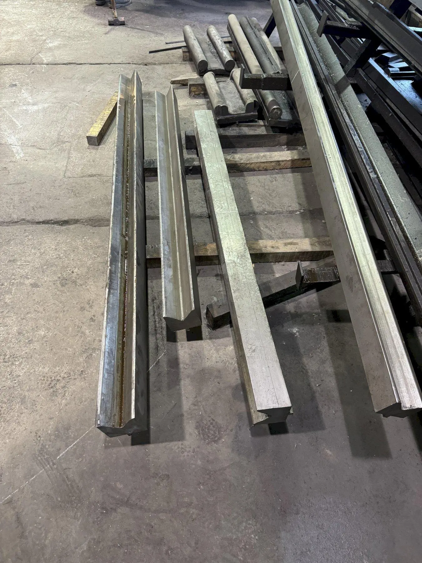 4" OPENING X 240" LONG 90 DEGREE BOTTOM PRESS BRAKE DIE. STOCK # 1224724