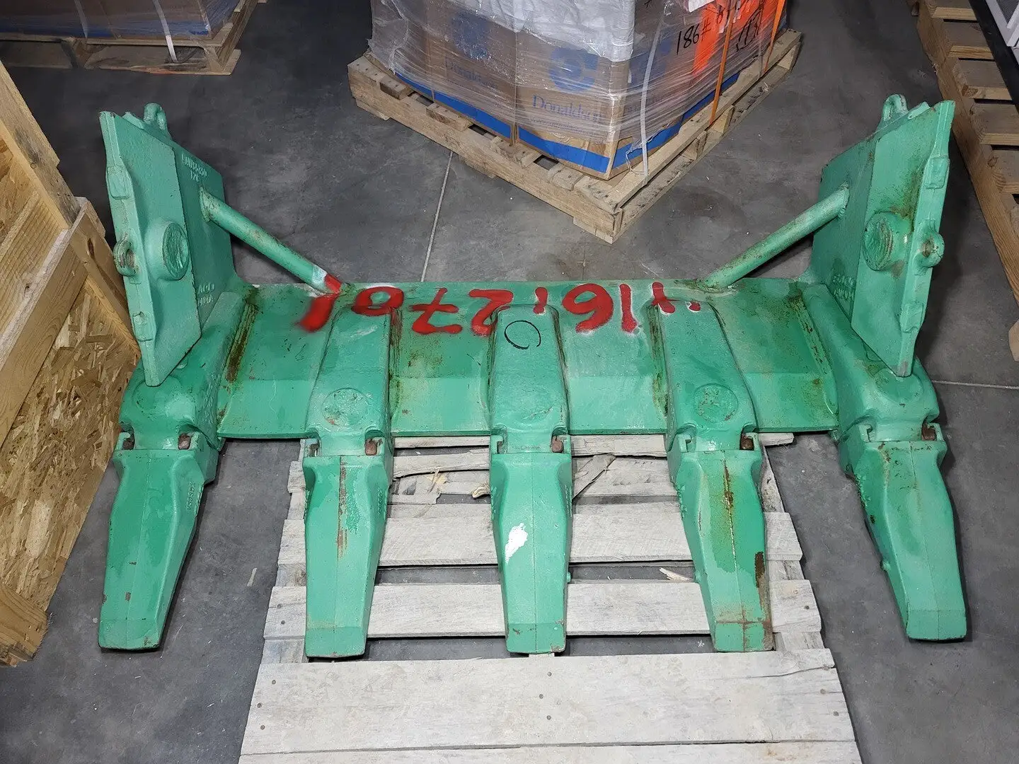 Super V Bucket, Shroud and Teeth Assembly L5570SV59SDX