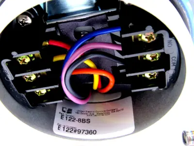 NEW UNITED ELECTRIC CONTROLS E122-8BS TEMPERATURE SWITCH E1228BS