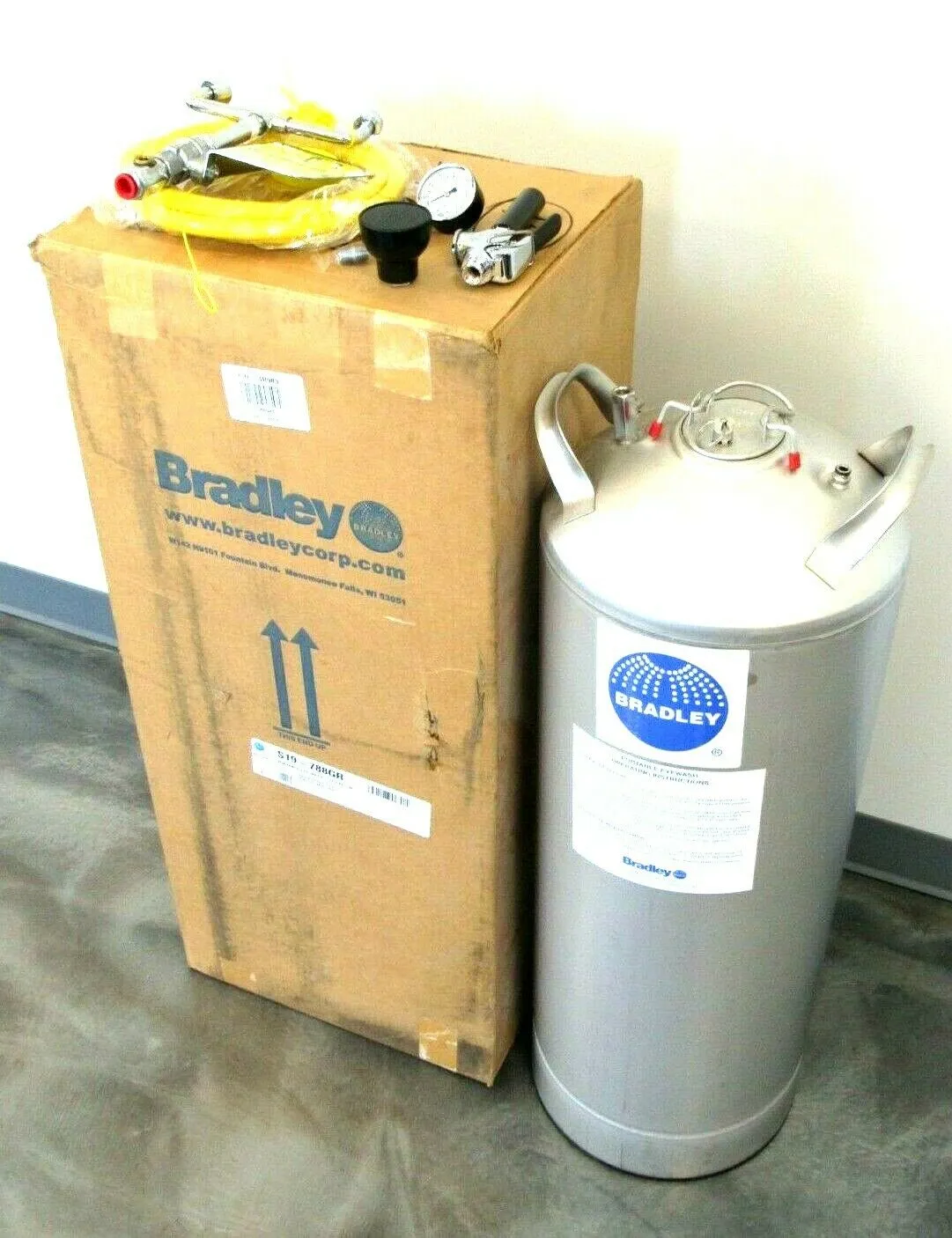 NEW BRADLEY S19-788GR PORTABLE EYE WASH 15 GALLON S19788GR