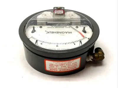 2004C | Dwyer Instruments  Magnehelic Pressure Gauge Range 0-4" w.c. 15psig - Used