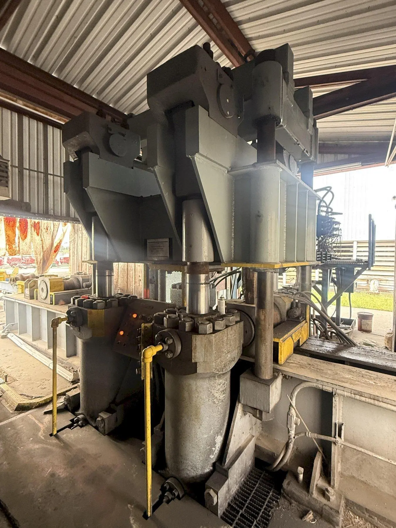 2000 TON HEAVY DUTY 4-POST HYDRAULIC PRESS, USED FOR STRAIGHTENING PIPE & BAR: YOBRO #25137