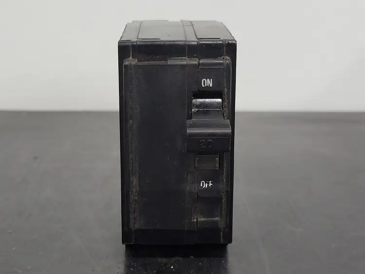 Used SQUARE D QO220 Switchgears British Columbia CA | Lenmark #243371