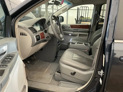 USED 2009 CHRYSLER TOWN AND COUNTRY
