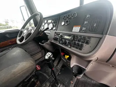 USED 2011 PETERBILT 384