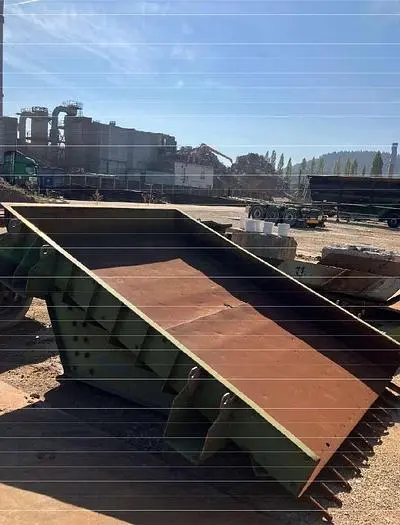 - Mobile screening plant (screen, conveyor belt, vibrating chute) with trailer