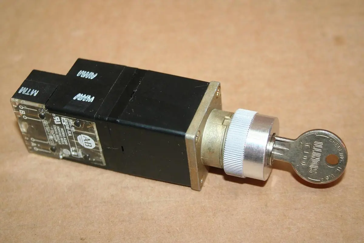 USED ALLEN BRADLEY 800MR-H33B