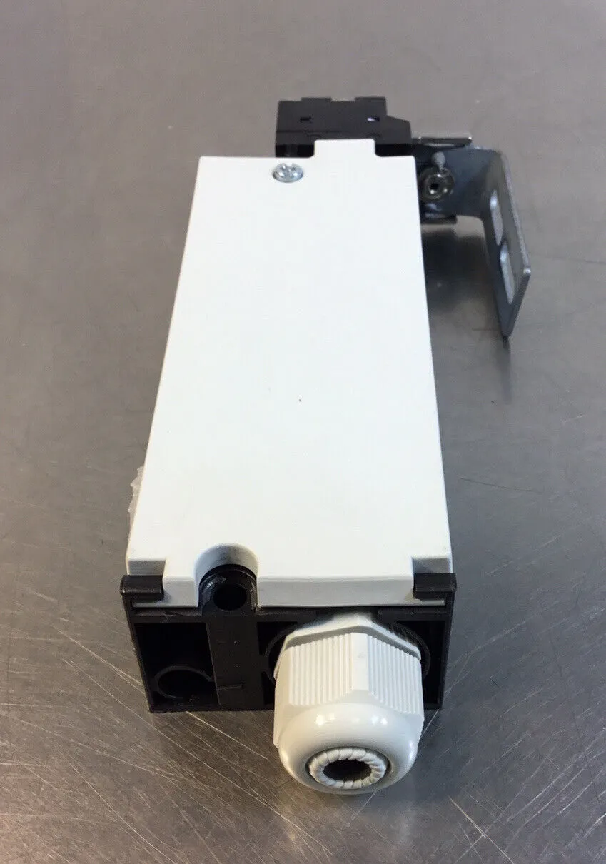 RITTAL SZ2418 SAFETY INTERLOCK 24VDC 8W (with bracket) 5E-7/2
