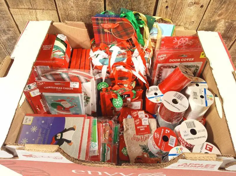 Lot of Christmas (gift bags, ribbon, etc.)