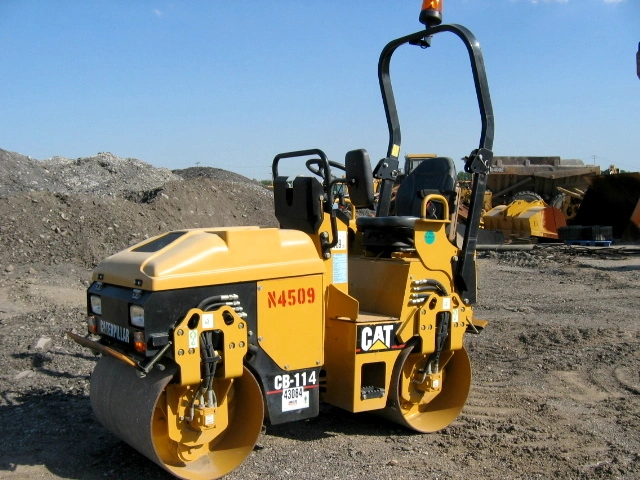USED 2005 Caterpillar CB-114