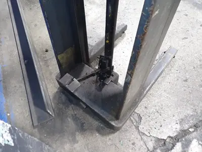 Straddle Stacker