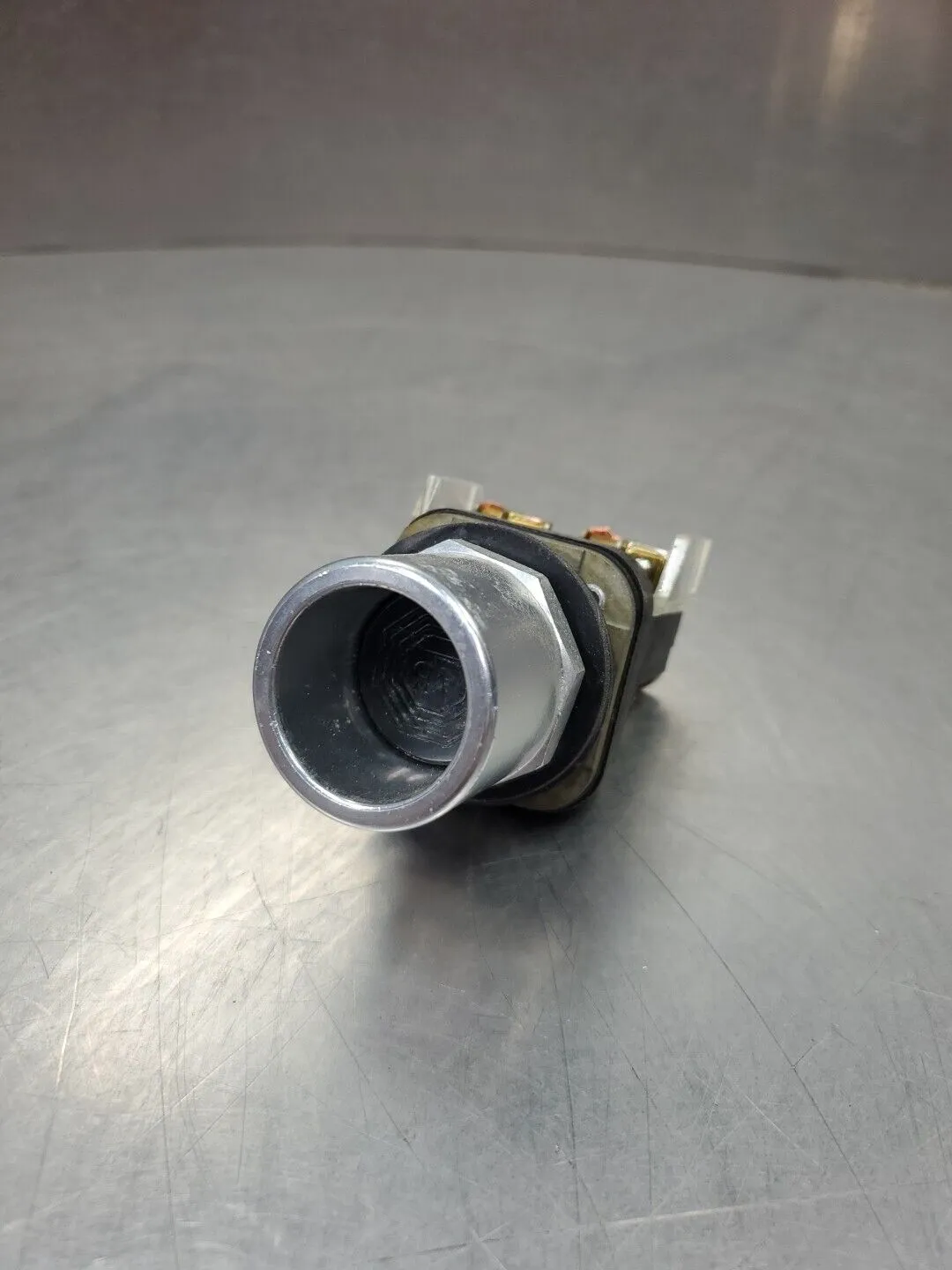 ALLEN BRADLEY 800T-A SER T NEMA 4.13 BLACK PUSHBUTTON SWITCH w/1 CONTACT. 4D-8