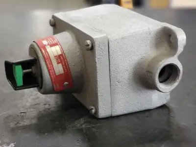 NEW CROUSE-HINDS DS478