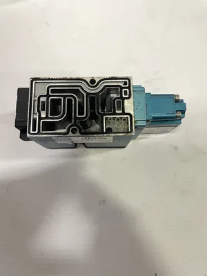 MAC 82A-AD-000-TU-DDAP-1DK 4-Way Solenoid Directional Spool Valve 24V 150PSI NIB