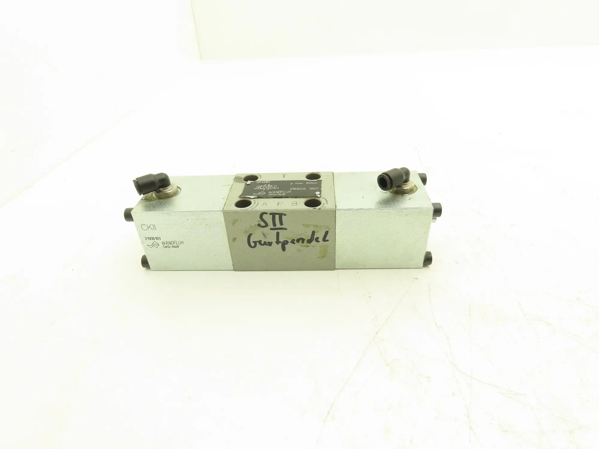 Wandfluh AK4D62 Pneumatic Solenoid Operated Hydraulic 4/3 Spool Valve 5000 PSI