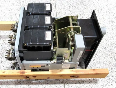 NEW GENERAL ELECTRIC AKR-10D-50 CIRCUIT BREAKER 1600A FRAME TA9VT20MLA1 AKR10D50
