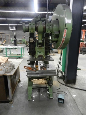 USED SCHULER 32 TON