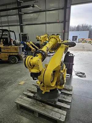 USED 2015 FANUC R-2000IC/210F