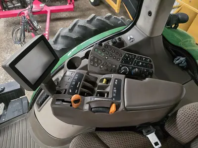 USED 2013 JOHN DEERE 8235R