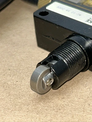 NEW Azbil / Yamatake SL1-DEXG3