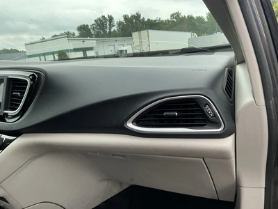 USED 2019 CHRYSLER PACIFICA