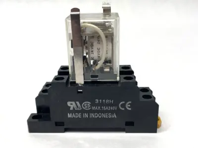 USED OMRON RELAY 24VDC 10A W/ SOCKET BASE 240V 15A LOT OF 3