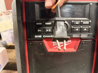 Used MILWAULKEE M18 CHARGER RADIO Battery Chargers Michigan US | Miedema Asset Management Group #1369573