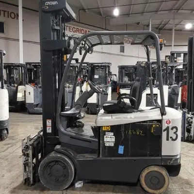USED 2019 CROWN FC5225-60