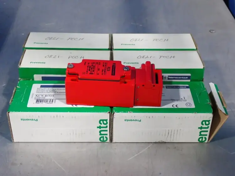 Used TELEMECANIQUE XCS B703 Relays & Switches Ohio US | HGR 24 #907410