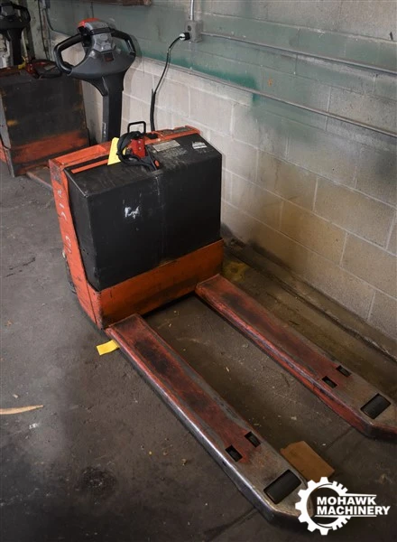 4500 LB TOYOTA “7HBW23” ELECTRIC PALLET JACK w/24 VOLT SYSTEM