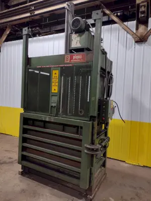 60" X 30" PIQUA SERIES 40 HYDRAULIC VERTICAL BALER: STOCK #18802